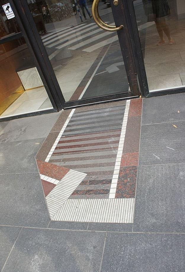 2- Yolda yryorsunuz. Hayatnza yeni bir sayfa amsnz. Ama o da ne? Tepinmek serbest...