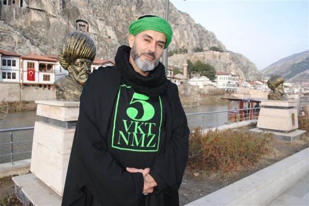 GRENLER POLSE KAYET ETT<p>      Bir zamanlarn nl mankeni ve film yldz Yaar Alptekin, film ekimi iin geldii Amasya'da stlendii 'cin kartan hoca' rolne daha iyi adapte olmak iin giydii cbbe ve bandaki sark ile ge saatlerde sokaklarda dolarken kyafetinden phelenen bir vatanda tarafndan polise ikayet edildi. Alptekin, ihbar zerine Polis tarafndan kimlik sorgulamasna tabi tutulduunu syledi.