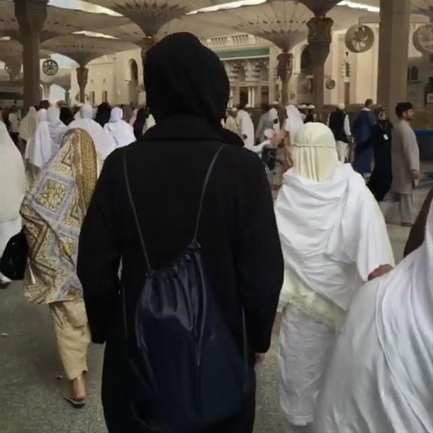 Eski manken Emel Yldrm, kutsal topraklara gitti. Mescid-i Nebevi'yi ziyaret eden Yldrm, sosyal medyadan bu fotoraflar paylat.