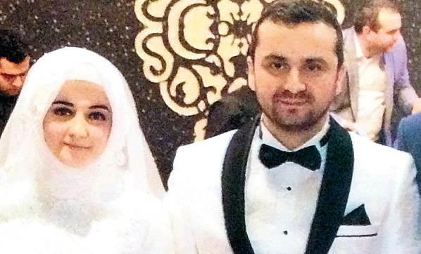 Be vakit namaza balayp, maneviyata yneldikten sonra ilahiyat blm mezunu Bra Akz&#8217;le hayatn birletiren trkc, bar ve gece kulbnde sahne almay braktn aklad.