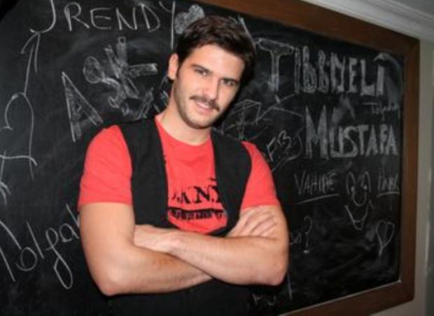 Sayman ailesiyle beraber Umre'ye gittiini syledi. Gen oyuncu "Elimden geldiince dini inancm yerine getirmeye alyorum" dedi.