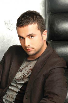 &#8220;Verdiim arada kendimle savatm. Uzun sredir ikili yerlerde sahne almyorum. Byle huzurluyum&#8221; szleriyle anlatt.