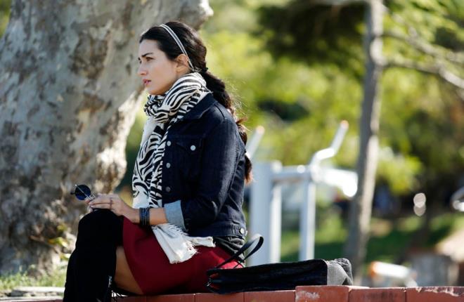 Ei Demet ener'le boanma davasnn 3 Mart'a ertelenmesiyle bekleme srecine giren brahim Kutluay, teselliyi ocuklarnda aryor. Eski Milli basketbolcu, nceki gn 8 yandaki olu mer'le Bebek'te objektiflere yansd. Bir kafede oluyla vakit geiren Kutluay, gazetecilerin grnt aldn fark edince mekandan apar topar ayrld.