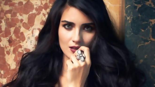 Takvim'in haberine gre brahim Kutluay, "Tuba Bykstn ile yasak ak yaadnz ynnde dedikodular var. Bu konu hakknda ne syleyeceksiniz?" sorusunu cevapsz brakt. Oluyla hemen aracna binip uzaklaan Kutluay'n yasak ak sorularna sessiz kalmas akllar kartrd. Tuba Bykstn de ei Onur Saylak'la boanma karar almt.