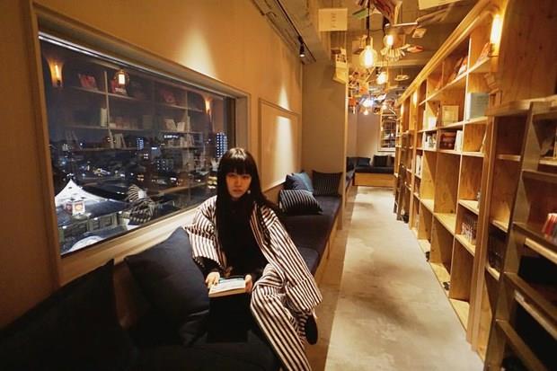 zellikle kitap kurtlarnn byk ilgi gsterdii otelde 30 kii kalabiliyor.