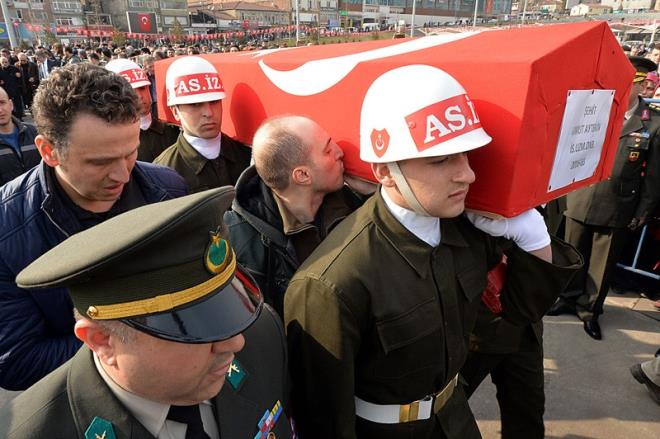 ehit Umut Aytekin iin Kent Meydan&#8217;nda tren dzenlendi. ehidin aabeyi Uur Aytekin, ambulanstan indirilen kardeinin tabutuna askerlerle birlikte omuz verdi.