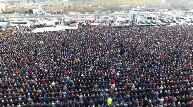 BNLERCE K KATILDI<p>    Cenaze namazna Vali Mehmet Akta, Kara Kuvvetleri Komutanl Maliye Daire Bakan Tugeneral Hasan Bask, l Jandarma Komutan Albay Cihan Ulukaya, Garnizon Komutan Albay Tekin Nemliolu, Ak Parti Karabk Milletvekilleri Mehmet Ali ahin, Burhanettin Uysal, ehidin yaknlar ve binlerce vatanda katld.