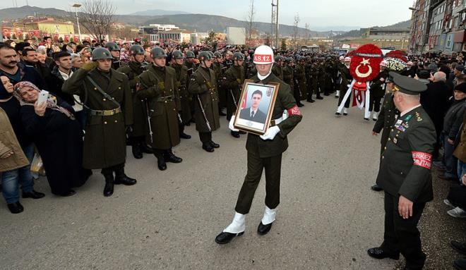 Frat Kalkan Harekat kapsamnda Suriye'nin kuzeyindeki El Bab blgesinde terr rgt DEA ile kan atmada ehit olan Uzman Onba Umut Aytekin (27), memleketi Karabk'te son yolculuuna uurland.
