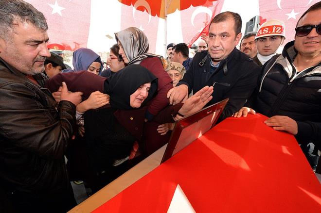 ehidin annesi Zehra, babas Hasan, aabeyi Uur, dedesi Durmu ve babaannesi Fatma Aytekin, tren alannda tabutun banda gzyalarna hakim olamad.