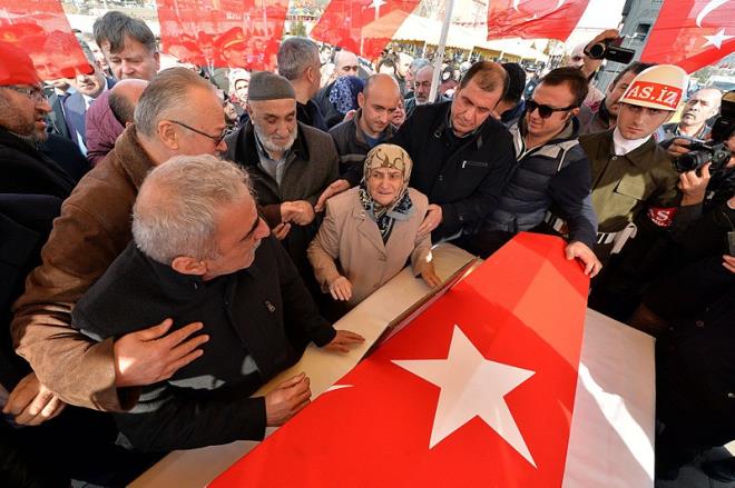 Zehra Aytekin, olunun fotorafna sarlp, &#8220;Gzlerin ne kadar da gzelmi olum senin. Anasnn kuzusu. Nasl kydlar sana?&#8221; diyerek gzya dkt.