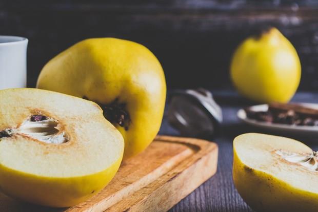 Kanser riskini azaltyor: Serbest radikaller hcrelerin mutasyon geirmesine, lmesine veya kontrolsz oalmasna sebep olarak kanser riskini arttryor. Antioksidan ierii yksek olan ayva, polifenoller yardmyla vcudu serbest radikallere kar koruyarak kanser riskini azaltyor.