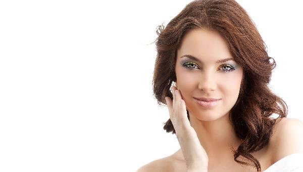 Cildin gen kalmasna yardm ediyor: Krmz kan hcrelerinin retimi iin gerekli olan demir, bakr ve inko mineralleri ayvada iyi oranlarda bulunuyor. Ayva tketimiyle birlikte krmz kan hcrelerin retimi arttrdnda dolamda tanan oksijen miktarnn ykseldiini belirterek, &#8220;Dokulara daha ok oksijen gitmesi de daha salkl, daha gen bir cilt anlamna geliyor.