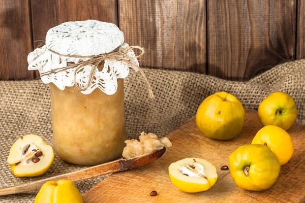 Tokluk sresini uzatmaktan salar glendirmeye, mide- barsak hastalklarndan korumadan cildin gen kalmasna katk salamasna kadar pek ok faydas olan ayvann kalorisi de bir o kadar dk. yle ki 100 gram sadece 40 kalori ieriyor. Ayvann yapra meyvenin kendisinden ve kabuundan ok daha fazla fenolik bileik ieriyor. Bu nedenle ayva meyvesi iin geerli olan salk etkileri ayvann yapra iin de geerli. Dolaysyla zellikle ayva yapraklarn kurutup k aylarnda ay olarak tketerek hem tadndan faydalanabilir hem salnza katk salayabilirsiniz. Beslenme ve Diyet Uzman Aya Kaplan ayva tketmek iin 10 nemli neden olduunu syledi ve o nedenleri yle anlatt: