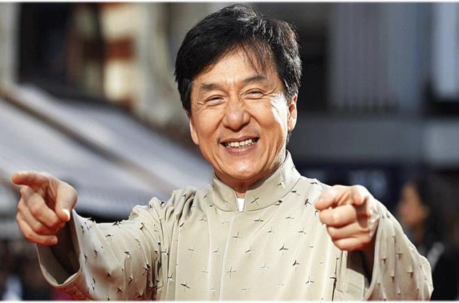 Dv filmlerinde canlandrd karakterlerle byk baarlara imza atan nl ismin servetinin 350 milyon dolar deerinde olduu ve bu servetini hayr kurumlarna balayaca bilinmektedir.     Bununla birlikte, Jackie Chan&#8217;n olu Jaycee Chan&#8217;n eitimi iin para harcad ancak; yardmlarnn bu kadarla snrl kalaca, nl kiilik tarafndan belirtilmitir. Neticede, Jacki Chan yapm olduu bir aklamada; eer yeterince yetenekli bir olu varsa bu paray kendisinin de kazanabileceini, eer deilse de sanatnn servetini bou bouna heba edeceini, ite bu yzden de oluna servetini brakmadn sylemitir.