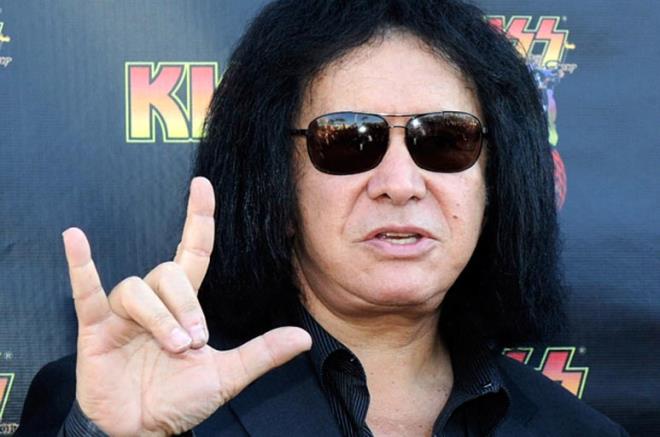 Amerika&#8217;nn en zengin kiiliklerinden biri olan Gene Simmons; arkc, sz yazar, yapmc, giriimci, oyuncu ve bir medya kiilii olarak da tannmaktadr. u an 300 milyon dolar deerinde bir servete sahip olan baarl ismin servetini ocuklarna brakmayaca herkes tarafndan bilinen bir gerektir.  Yani Gene Simmons&#8217;un olu Nick Simmons ve kz Sophie Simmons, babalarnn sahip olduu servetten yararlanamayacaklardr. Nitekim Gene Simmons, ocuklarnn kendi ayaklar zerinde durmay renmeleri gerektiini savunan nller arasnda yer almaktadr.