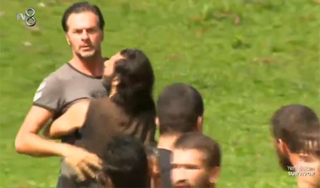 lgn Sedat yakalad Fatih Hrkan' olay yerinden g bela uzaklatrmaya alt. Fatih Hrkan ise bu srada hala tehditlerine devam ediyor ve saldrmaya alyordu.