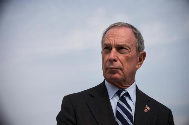 Michael Bloomberg  <p>Amerika’n�n en zengin ve en g��l� isimlerinden biri olarak da tan�nan New York City’nin eski belediye ba�kan� Bloomberg’in de listemizdeki di�er �nl�ler gibi, servetini �ocuklar�yla payla�mayaca�� bilinmektedir. Georgina Bloomberg ve Emma Bloomberg isimli iki k�z� olan �nl� ki�ili�in servetinin ise 35 milyar dolar�n �zerinde oldu�u tahmin edilmektedir. Bununla birlikte, Michael Bloomberg’in bu b�y�k servetini Hopkins �niversitesi, Cornell Tech ve daha bir�ok farkl� e�itim kurulu�una ba���layaca�� a��klanm��t�r.