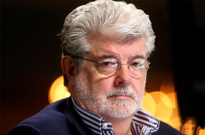 George Lucas  <p>Yazar, y�netmen ve yap�mc� olan George Lucas Y�ld�z Sava�lar� ve Gen�lik Y�llar� isimli �nl� filmlerin y�netmeni olarak da tan�nmaktad�r. 5 milyar dolar de�erinde servete sahip olan �nl� ismin bu servetini �ocuklar�yla payla�mayaca�� bilinen bir ger�ek olarak kar��m�za ��kmaktad�r. Buna ek olarak George Lucas, milyar dolarl�k olan bu b�y�k servetini, e�itim ile ilgili hay�r kurulu�lar�na ba���lamay� planlad���n� a��k�a belirtmi�tir.