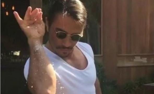 Instagram&#8217;da at #saltbae etiketi sayesinde hareketini yurt dndaki nllere kadar ulatran Nusret'in geceye damga vuracak isimlerden olmas bekleniyor...