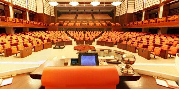 <p><b>Yeni sistemle siyaset ve kurumlar nasl etkilenecek?</b></p>      <p>Paradigma deiiyor. Parlamenter sistemin kodlaryla, tanmlaryla, dzenlemeleriyle, gemiiyle, Cumhurbakanl sistemini tanmlayamazsnz. Meclise, bakanlara Cumhurbakan'na ve siyaset yapma biimlerine biz bugnk kodlarla bakyoruz. Meclis daha da glenecek. Milletvekilleri yasama faaliyetlerinde aktr olacak.  rnein, bakanlarn eski siyasi arl olmayacak. ABD'de bu insanlara sekreter deniyor. Baka bir yeni durumdan bahsediyoruz artk. Kodlar deiiyor, alkanlklar deiiyor. lkeyi ynetmek isteyen siyasetiler artk en fazla iki dnem ynetebilecekler. Siyasette srekli yenilenme gerekleecek. </p>