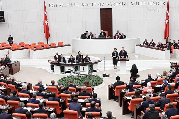 <p><b>Karlkl yenileme nedir?</b></p>      <p>Bakanlk sistemi uygulanan lkelerde en byk sorun Bakan ile Meclis'in farkl siyasi eilimden olmas ihtimalidir. nk byle olduunda oklukla sistem kilitleniyor. Bizde ise yeni sistemde buna karlkl yenileme ile zm bulunmu. Meclis de Cumhurbakan da istedikleri takdirde seim isteyebilirler. Ancak bu durumda her ikisi birlikte seime gitmek zorunda kalrlar. Bu da Cumhurbakan ile Meclis'i uzlamaya zorlayan, kolay kriz kmasnn nne gemeyi salayan iyi bir ara. Bu noktada da Meclis stn klnyor. nk Meclis yelerinin seilmeleri snrsz ama Cumhurbakan iki kez seilebiliyor. Dolaysyla Cumhurbakan'nn bir dnemini kaybetmesi ok byk bir kayp olacak. Bu da onu Meclis ile uzlamak iin daha ok aba sarf etmek zorunda brakacak. </p>