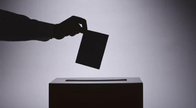 <p><b>Seimin ayn gn yaplmas demokratik mi?</b></p>      <p>Ben de yle soraym. ki seim arasnda ne kadar sre olursa tam demokratik olur. 6 ay m, 1 yl m, 2 yl m? Genel olarak Trkiye demokrasi tarihinin en byk sorunu budur. Siyaset ve toplum mhendislii ilk yllardan beri sorunumuz. Deniyor ki sandklar ayn gn yaplrsa hkmet ile meclisin ounluu ayn partiden seilir ve bunu nlemek lazm. Ancak demokrasilerde halkn iradesine kimse ipotek koyamaz, koymamal. Halk isterse ayn partiden seer, isterse farkl. Her ikisinin de art ve eksileri vardr. Bunu da en iyi bilecek olan da halkn kendisidir. Bu taslakta en ufak bir mhendislik izi olsayd tm taslak p olacakt. Ancak taslaa baktmzda halk merkeze alan, iradesine sayg duyan ve tm krizleri halk ile zen bir mantk ile hazrlandn gryoruz. </p>