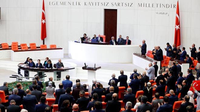 <p><b>Yeni sistemde Cumhurbakan'na daha m fazla yetki verilecek? Bu tek adam ynetimi demek mi?</b></p>      <p>Yeni sistemde hkmet kurup bakan atayan, yrtme erki olan bir Cumhurbakan var. Bunun yannda denetlenebiliyor, hukuki olarak sorumlu ve sadece vatana ihanetten deil her sutan yarglanabilir bir durumu var artk. Mevcut sistemde ise yetkiler ok geni ama bunun yannda sorumsuzluk hali var. Yani yarglanma ve denetime kapal. Burada karlatrma yaparken yapmamz gereken u olmal. Hangi yetki daha ok daha az tartmasndan ziyade, hangisinde ne kadar yarglanabiliyor ve denetlenebiliyor. nk denetlenip yarg yolu ald mddete buradan tek adamlk, otoriterlik kmaz. Bugnk durumda otoriterlik kabilir ama yenisinde kmaz.</p>