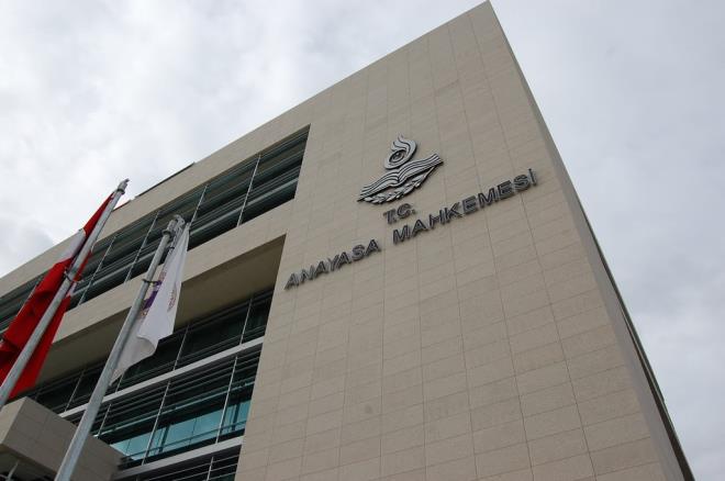 <p>Sistemde herhangi bir kriz annda ne yaplabilir? Bunun nlemi dnlm m?</p>  <p>Bu konuda hukuk devleti snrlar ierisinde tm mekanizmalar alyor olacak.     Meclis ve AYM gibi yaplar burada nemli denge denetleme mekanizmalardr. Daha     nce bahsettiim gibi Meclis hemen seim isteyerek halka gidebilir. Cumhurbakan'nn     her sutan yarglanma yolunun almas, Meclis'in hkmeti soruturma ve dokunulmazlklar     kaldrma yetkilerinin olmas gibi birok ara var. Ama bunlarla birlikte kriz     anlarnda patron ve tek yetkili halk olarak belirlenmi. Herhangi bir sorunda     vesayet odaklar, karanlk odaklar, kapal kaplar, pazarlklar olmayacak. Halk     devreye girecek. Karlkl yenileme bu adan son derece kullanl bir zm     kapsdr. Demokrasilerde eer halka gveniyorsanz, kararlarna sayg duyuyorsanz     sistem yrr. Ama halk merkezden karp yerine vesayet odaklarn koymaya     alyorsanz sistem hep aksar. nk karsnda hep halk bulur</p>