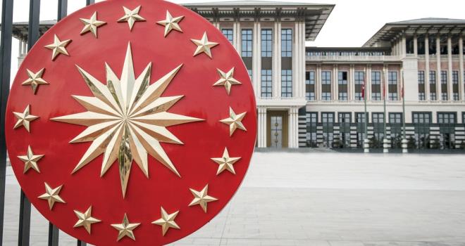 <p><b>Trkiye u anda parlamenter sistemle mi ynetiliyor?</b></p>      <p>Trkiye'nin bugnk sistemine parlamenter sistem denemez. Yar bakanlk ile parlamenter sistem arasnda bir yerde duruyoruz. Akas dnyada rnei de yok. Parlamenter sistemin en hayati zellii Cumhurbakan'nn sembolik yetkilerinin olmas ve sorumsuz olmas. Bizim u anki sistemimizde Cumhurbakan sorumsuz ama ok nemli yetkileri var. Bunun yannda bir de halk tarafndan seiliyor. Bu da ona daha fazla meruiyet veriyor. Hibir parlamenter sistemde byle bir ey yok. </p>