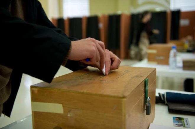 <p><b>Cumhurbakan  kez seilebilir deniyor?</b></p>      <p>Evet bu mmkn. Cumhurbakan'nn ikinci dneminde Meclis tekrar seim isterse Cumhurbakan'na bir hak daha veriliyor. nk milletvekilleri snrsz sayda seilebiliyor. Cumhurbakan ise en fazla iki kez. unu sorabilirsiniz. O halde Cumhurbakan ikinci dneminin son ylnda Meclis ile anlar ve bir dnem daha seilebilir. Eer bu durum mecburi bir kriz yznden yaanrsa dediiniz doru. Ama srf daha uzun sre Cumhurbakan olmak iin byle bir oyun oynarsa, halk bunun cezasn sandkta zaten verir. Ayrca seilmenin hibir zaman iin garantisi yoktur, bunu da hep aklmzda tutmamz lazm. </p>