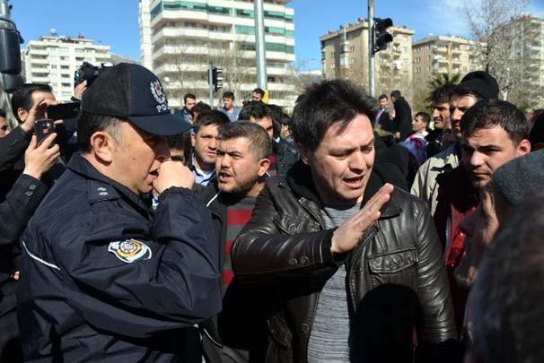 Polis, yaptklar eylemin hukuksuz olduunu, yolu amamalar durumunda mdahale edeceklerini belirtmesi zerine kalabalk yolu trafie at.