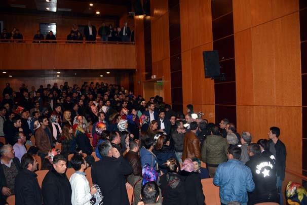 Noter: 'Kura ekimini iptal ediyoruz'  <br>  5'inci Noter Bakatibi Kadir Ergven de "Kura ekimini iptal ediyoruz. Kura yok, ekim yok" dedi. Krsden inen Bulut, bir sre sonra bu defa kurada ismi kan bir adayla krsye kt. Aday, mracaatn yaptn ve daha sonra baka hibir yere bavurmadn syledi. Bulut da yine aibenin sz konusu olmadn belirtip notere dnerek "imdi yedekleri ekelim" dedi.