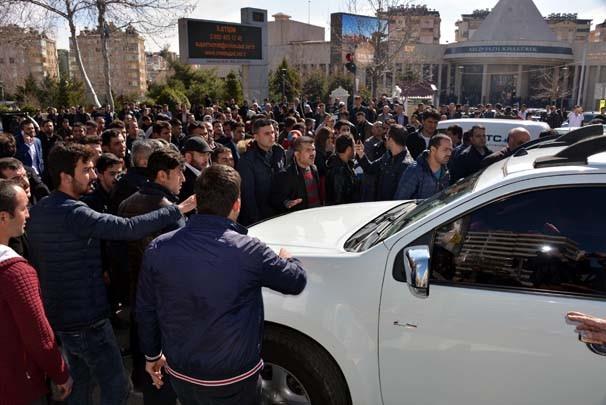 Yolu kapattlar  <br>  Salondaki kalabalk daha sonra dar karak yolu trafie kapatt.