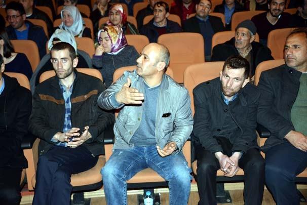 Yolda uzun ara kuyruklar oluurken, ihbar zerine olay yerine ok sayda polis ekibi sevk edildi.