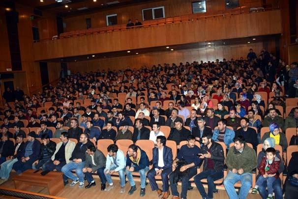 Listenin nceden hazrlandn ne srerek salondaki grevlilere tepki gsteren adaylar, daha sonra yolu trafie kapatt.