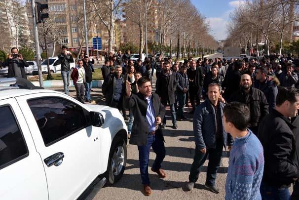 Bunun zerine salonda tansiyon ykseldi ve adaylar listenin nceden hazrlandn ve torpil olduunu ne srd.