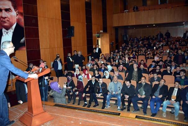 Yaknda hizmete alacak olan 300 yatakl Elbistan Devlet Hastanesi'ne eitli branlarda asgari cretli olarak 50 kiinin alnaca ie 3 bin 646 kii bavurdu.