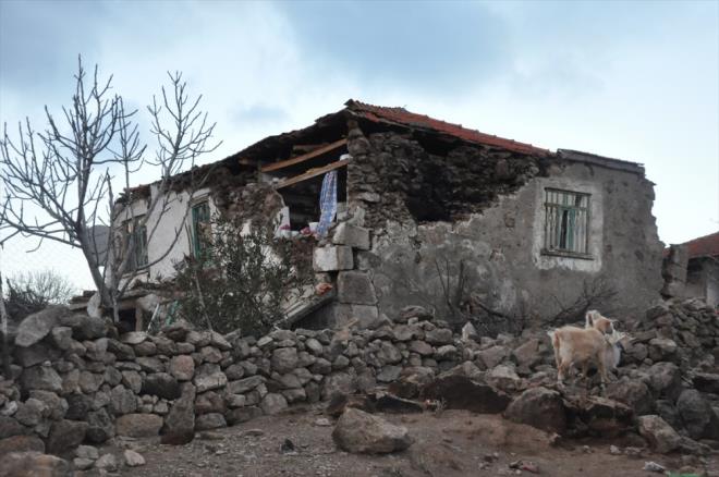 Yeraltndan kan ve evlerinin yanlarndan akan ve yaklak 100 dereceyi bulan kaynar sularn adeta fokur fokur kaynadn belirten Tuzla kyndeki vatandalar bu oluumlarn son yaanan depremlerin ardndan meydana geldiini belirttiler.