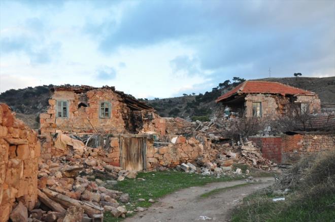 Scak sularn kaynamaya balad kyde deprmin sebep olduu hasar ilk kez grntlendi. te kyn hali;