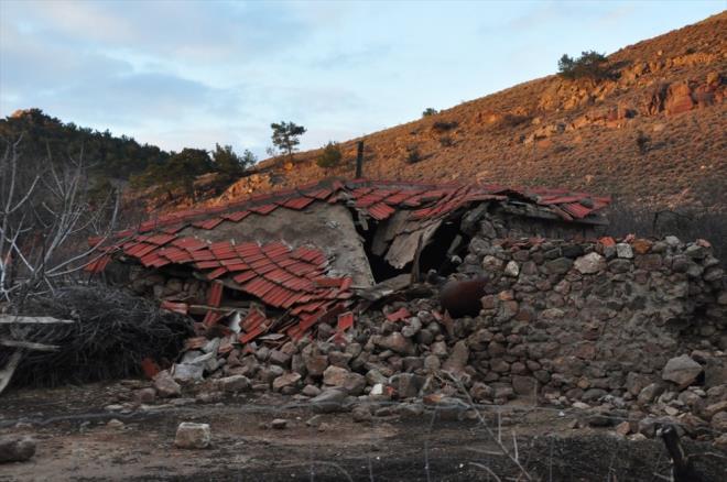 anakkale deprem frtnas ile 10 gndr hop oturup hop kalkarken sarsntlar ardnda hasarlar brakyor.