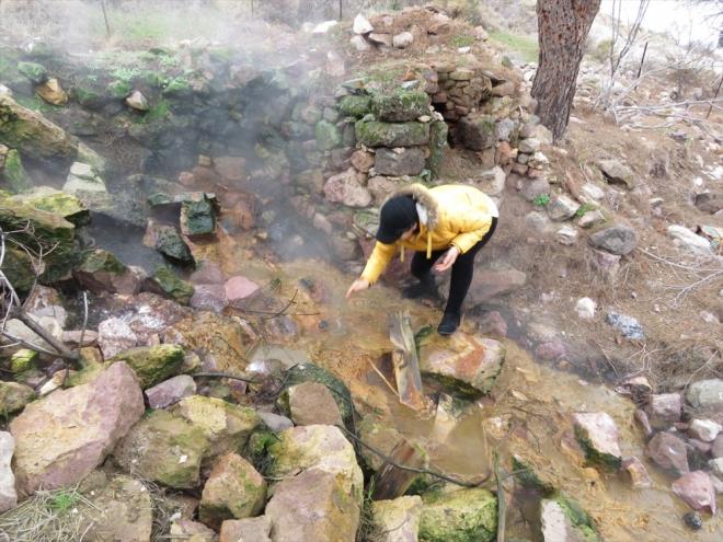 ANAKKALE'nin Ayvack ilesinde meydana gelen depremlerin ardndan Tuzla kynde yklan bir evin bulunduu kaynar su kmaya balad.