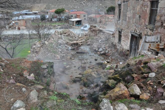 Scak suyun depremden sonra ktn anlatan eldir, "Daha 2 gn ncesine kadar bu kadar kaynar su kmyordu.