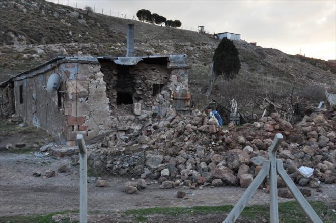 Suyun kt alann evresi tel rgyle kapatlrken, zerine "Dikkat scak su" yazl levha yerletirildi.