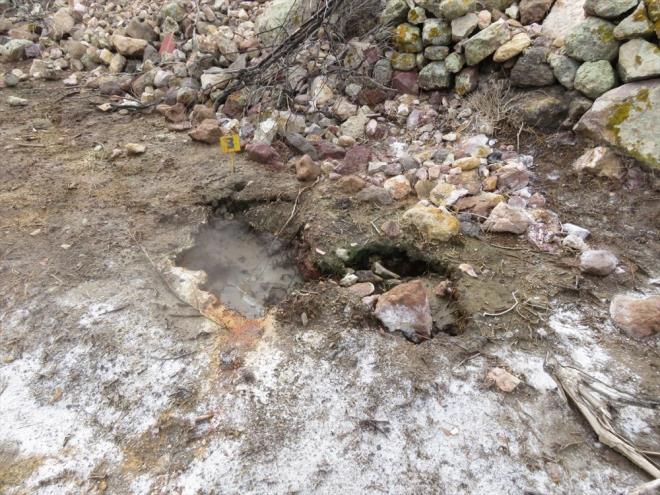 Ksedere Ky&#8217;nde depremden sonra dada meydana gelen yarlmann ardndan Tuzla kynde de kaynar sular fkrmas herkesi tedirgin etti.