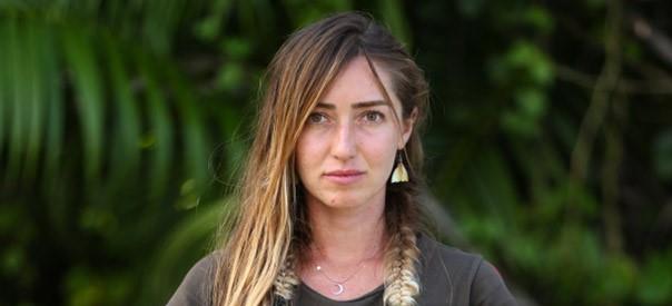 Srekli bir yoga hali!   <p>ahika Ercmen adaya ciddi ciddi balk grmeye gitmi galiba.<p>    Bir de sembol gibi balksrt rdrm salarn.<p>    Srekli bir yoga hali!    Parkurlarda kuma dalacak gibi komalar...    Aman yarabbi!