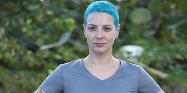 Marjinal diyorduk, komu teyze kt  <p>Berna ztrk'e 'marjinal' diyorduk, kadn bildiin bizim alt komu Mukaddes teyze kt.<p>    Etliye stlye karmyor.<p>    Yemek kazanrsa yiyor, yoksa "Hmm hmmm ben urada rgm reyim" modunda...     Brak Survivor ruhunu, senin ruhun emilmi bacm!