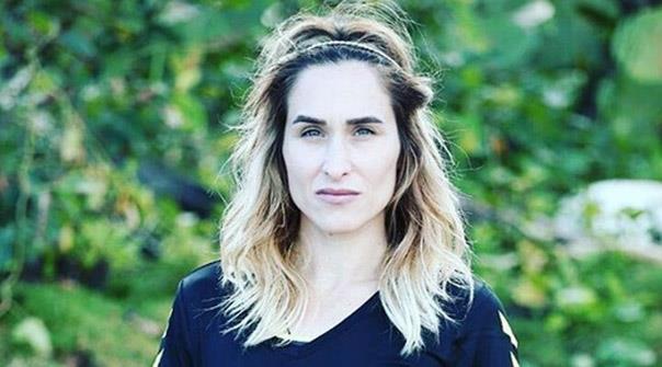 Gller hep bir arada taklyor<p>  Pnar&Sema ikilisi okeydeki yanc tipler gibi.<p>    Neden hep glnn yannda olmaya alr ki insanlar?