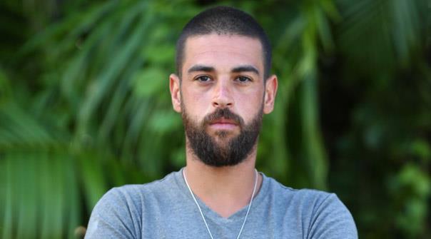 Sonra Yiit'in oyunlarda srekli Gkhan'n boynundan kolyeyi alp karmas... Eve gelen kocaya terlik uzatr misali hareketleri...