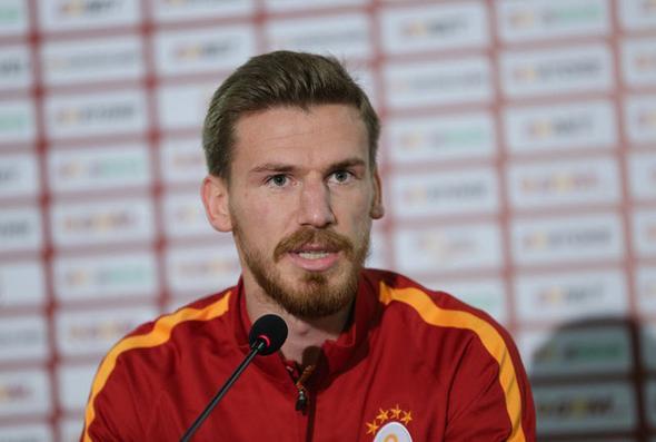 <p>te Spor Toto Sper Lig'de futbolcularn kazanlar;</p>  <p>  SERDAR AZZ / Galatasaray / Yllk cret: 8.000.000 TL</p>