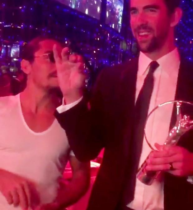 Nusret Gke, trenin resmi Twitter hesabndan, "Bakn Laureus'un krmz halsn kim tuzlad" mesajyla tantld.